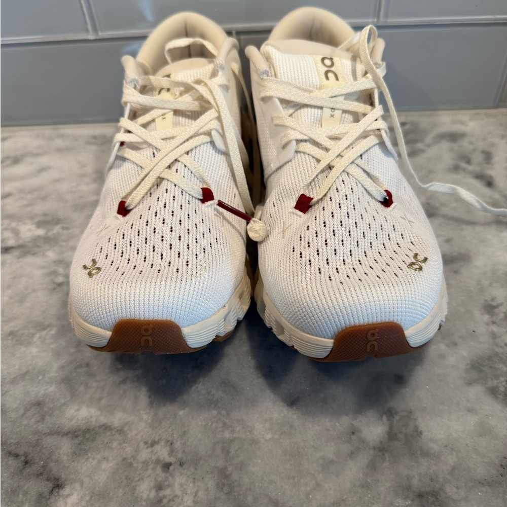 On Running Beige Sneakers with Red Details size 8.5 - Picture 2 of 5
